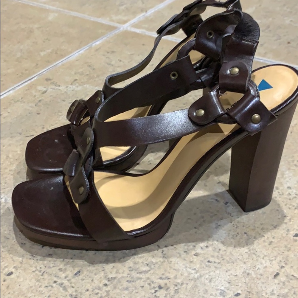 Beautiful shoes! - Picture 2 of 5